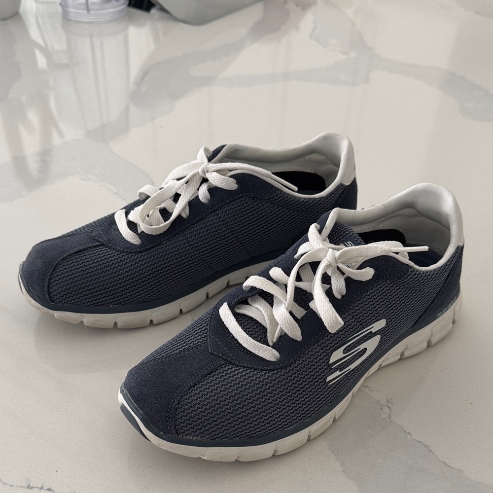 Skechers Air-cooled memory foam Dark Blue Sneakers with White Accents size 7
